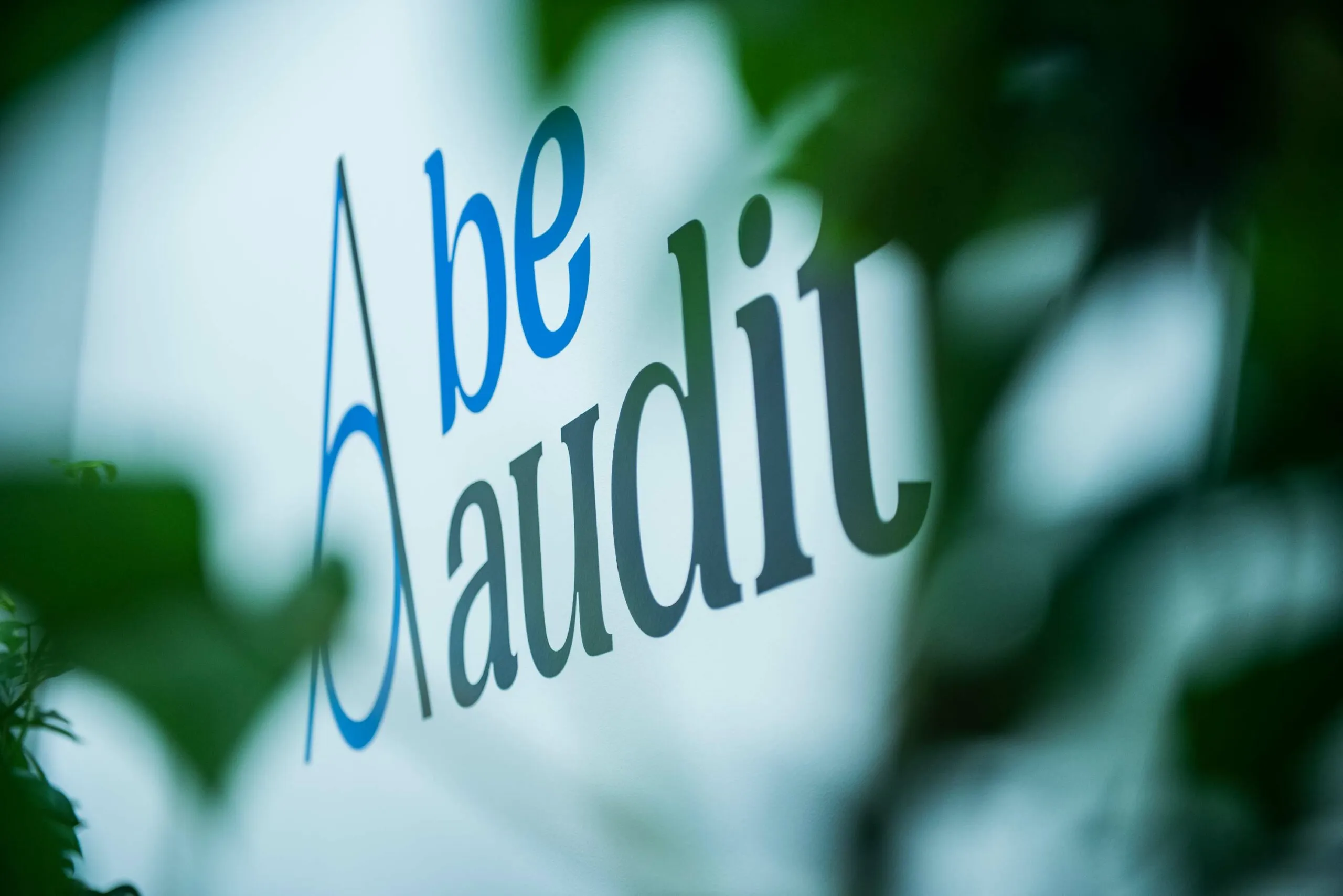 Photo de d'un mur avec le logo Be audit
