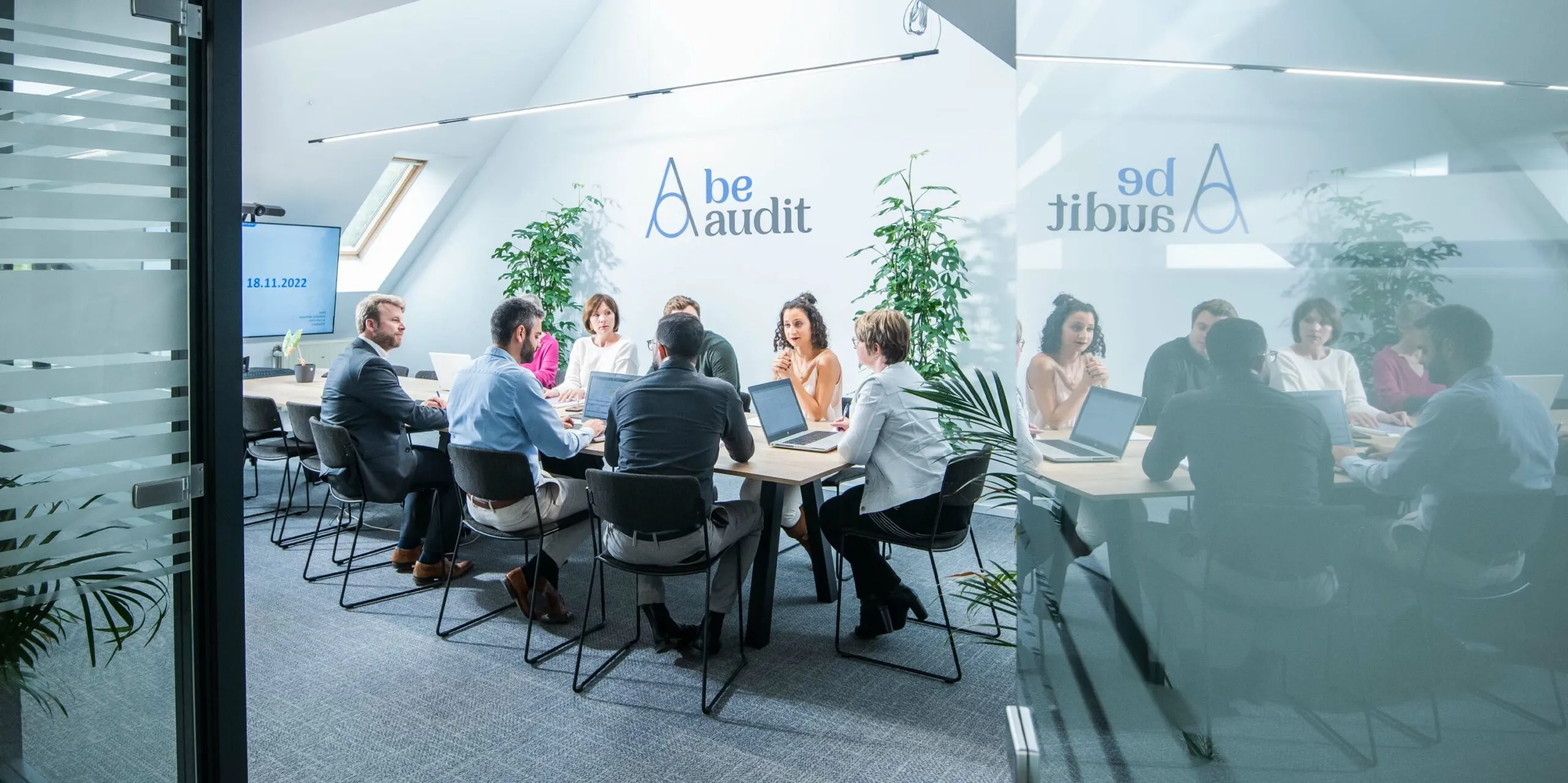 Photo de l'équipe be audit en réunion